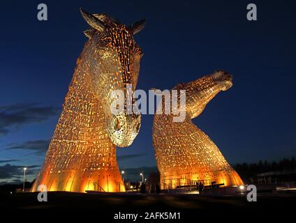 Il Kelpies, Collegamento europee nel Falkirk Area del Consiglio, canale di Forth e Clyde al crepuscolo, Scotland, Regno Unito Foto Stock