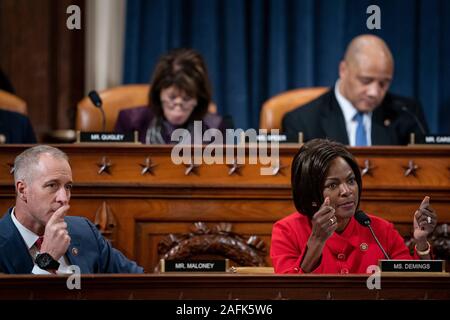 Washington, Distretto di Columbia, Stati Uniti d'America. Xx Nov, 2019. Rappresentante degli Stati Uniti Val Demings (Democratico della Florida), a destra con il rappresentante statunitense Sean Patrick Maloney (Democratico di New York), sinistra, parla durante una casa noi comitato di Intelligence impeachment inchiesta audizione con Laura Cooper, vice assistente segretario della difesa per la Russia, l'Ucraina e l'Eurasia e David Hale, sottosegretario di Stato per gli affari politici, sul colle del Campidoglio di Washington il 20 novembre 2019 Credit: Erin Schaff/CNP/ZUMA filo/Alamy Live News Foto Stock