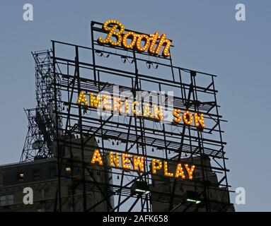 Insegna neon in cima al teatro in giallo, Booth , American Son , A New Broadway Play di Christopher Demos-Brown, New York City, NY, USA Foto Stock