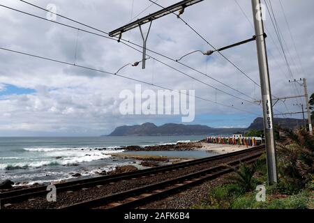 Il St James si trova tra Muizenberg e Kalk Bay su False Bay costa vicino a Cape Town, Sud Africa. Foto Stock