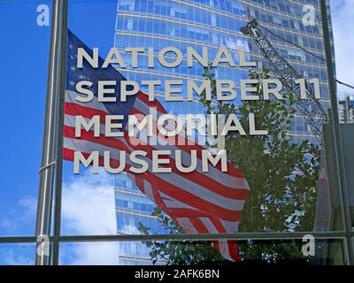 09/11 - 0911 - National September 11 Memorial Museum, One World Trade Center, Lower Manhattan, New York City, NY, USA con bandiera a stelle e strisce Foto Stock