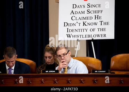 Rappresentante degli Stati Uniti Jim Jordan (repubblicano di Ohio) ascolta durante una casa comitato di Intelligence impeachment inchiesta audizione con Gordon Sondland, ambasciatore degli Stati Uniti presso l'Unione europea a Washington DC, il Mercoledì 20 Novembre, 2019. Nella foto a sinistra è il consulente di minoranza Stephen Castor, NOI Casa permanente del Comitato di selezione sulla Intelligence.Credit: Anna Moneymaker/Piscina via CNP | Utilizzo di tutto il mondo Foto Stock