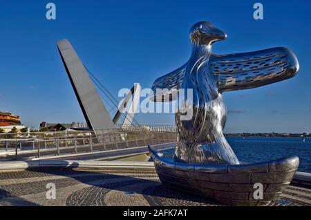 Perth, WA, Australia - 27 Novembre 2017: scultura denominato primo contatto da indigeni artista Laurel Nannup, situato sulla banchina di Elizabeth. Foto Stock