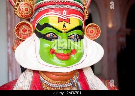 Kochi, India - 20 settembre 2019: chiudere upof kathakali attore agendo con sringara espressione e applicare il make up prima di una performance di questo classico Foto Stock