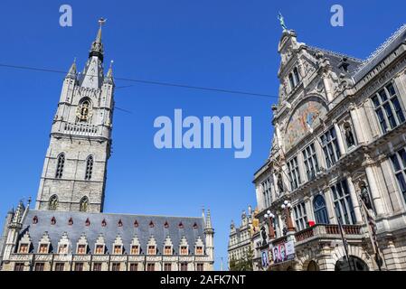 Royal Dutch Teatro / NTGent il teatro e la torre campanaria di Gand, 91-metro-alta torre medievale che si affaccia sul centro della città vecchia, Fiandre Orientali, Belgio Foto Stock