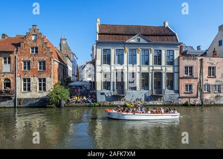 In barca per visite guidate turisti con la navigazione sul fiume Leie / Lys lungo le case medioevali nel centro storico della città di Gand, Fiandre Orientali, Belgio Foto Stock