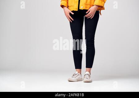 Close up casualmente vestito Womans gambe e piedi Foto Stock