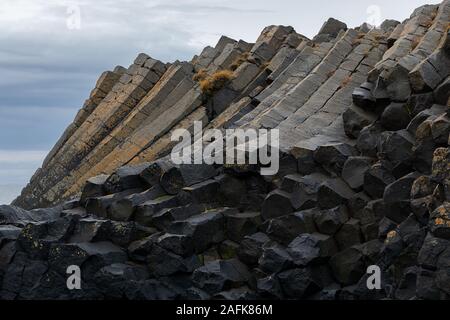 Colonne basaltiche in Kálfshamarsviti faro in Islanda Foto Stock