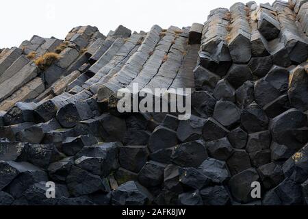 Colonne basaltiche in Kálfshamarsviti faro in Islanda Foto Stock