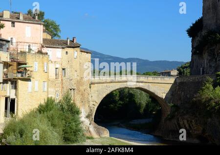 Ponte romano sul fiume Ouvèze Vaison-la-Romaine Vaucluse Provence Francia Foto Stock