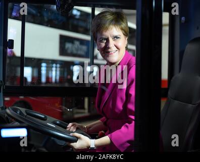 Scottish Primo Ministro Nicola visite di storione l'autobus Lothian depot il Annandale Street, Edimburgo. Azione per affrontare il problema del cambiamento climatico saranno il cuore di questo anno la PfG a seguito del primo ministro il riconoscimento di quest anno c è un clima globale di emergenza. Foto Stock