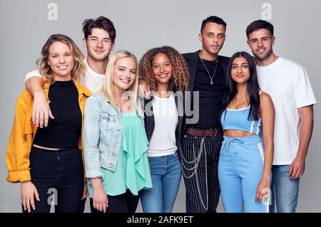 Gruppo Studio shot di giovani amici multiculturale di sorridere e ridere per la fotocamera Foto Stock