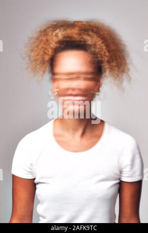 Concetto colpo di donna con la faccia distorta che illustra le questioni relative alla salute mentale Foto Stock