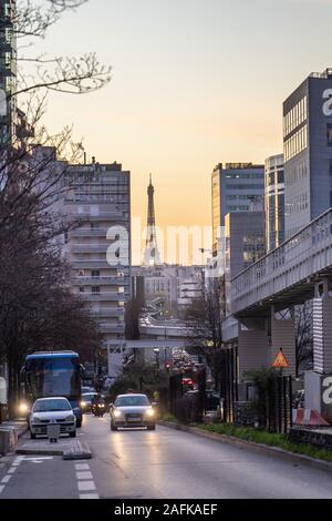 Parigi, Francia - 10 dicembre 2019: Street vista della Torre Eiffel in mattinata a distanza in Courbevoie Quartier Foto Stock