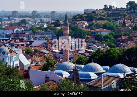 La Bulgaria, Plovdiv, cityview con minareto della moschea Dzhumaja, edifici e la vecchia cittadella sulla collina di Nebet Foto Stock