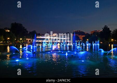 La Bulgaria, Plovdiv, fontane illuminate nel lago di Tsar Simeons Garden, la città diventa capitale europea della cultura 2019 Foto Stock