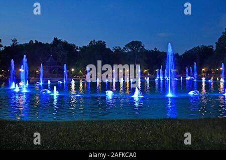 La Bulgaria, Plovdiv, fontane illuminate nel lago di Tsar Simeons Garden, la città diventa capitale europea della cultura 2019 Foto Stock