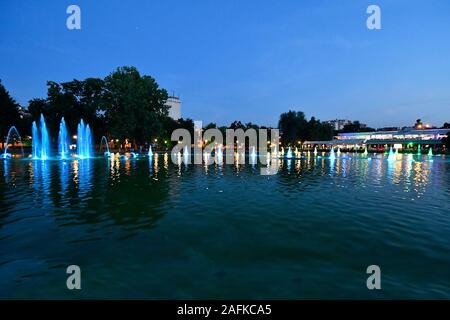 La Bulgaria, Plovdiv, fontane illuminate nel lago di Tsar Simeons Garden, la città diventa capitale europea della cultura 2019 Foto Stock