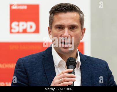 Dresden, Germania. Xvi Dec, 2019. Martin Dulig, stato presidente della SPD-Sassonia, annuncia i risultati di un sondaggio di membri nel Herbert-Wehner-Haus sulla formazione di un governo con il CDU e verdi. Credito: Robert Michael/dpa/Alamy Live News Foto Stock