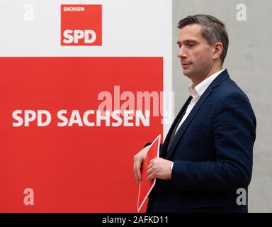 Dresden, Germania. Xvi Dec, 2019. Martin Dulig, stato presidente della SPD-Sassonia, giunge alla Herbert-Wehner-Haus di annunciare i risultati degli stati indagine sulla formazione di un governo con il CDU e verdi. Credito: Robert Michael/dpa/Alamy Live News Foto Stock