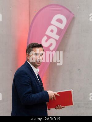 Dresden, Germania. Xvi Dec, 2019. Martin Dulig, stato presidente della SPD-Sassonia, giunge alla Herbert-Wehner-Haus di annunciare i risultati degli stati indagine sulla formazione di un governo con il CDU e verdi. Credito: Robert Michael/dpa/Alamy Live News Foto Stock