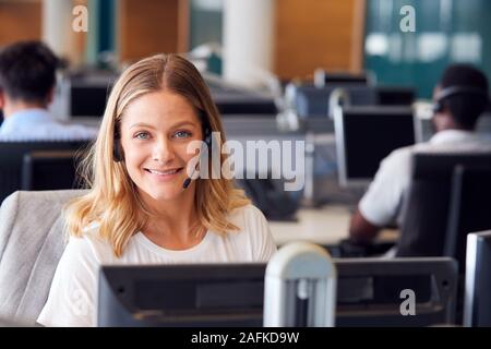 Ritratto di imprenditore indossare cuffie telefoniche lavora nel dipartimento di servizio clienti Foto Stock