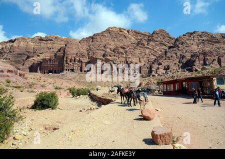 Petra, Giordania - Marzo 06, 2019: persone non identificate, negozi, i cavalli e gli asini nel patrimonio mondiale dell UNESCO di antica Petra Foto Stock