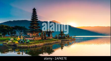 Il Tempio Ulun Danu Beratan di Bali - l'iconico Tempio del Lago di Bali, e' sia un famoso e pittoresco punto di riferimento che un significativo complesso templare Foto Stock