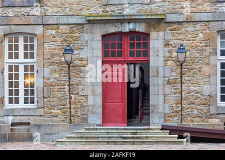 Aprire lo sportello con scale che conducono verso l'alto attraverso l ingresso dell' Hotel de Ville a St Malo, Saint Malo, Bretagna Francia nel mese di dicembre Foto Stock
