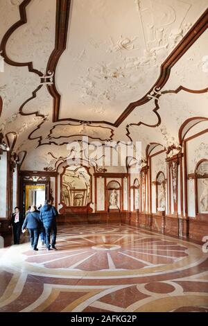 Il Palazzo del Belvedere di Vienna; la sala di marmo nella parte interna inferiore del Belvedere, Vienna Austria Foto Stock