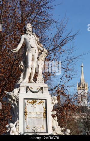 Il Monumento o la Statua di Mozart; nel Burggarten, Vienna Austria Europa Foto Stock