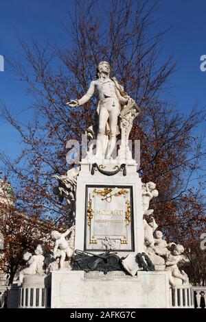 Monumento di Mozart nel Burggarten contro un cielo blu in inverno, , Vienna Austria Foto Stock