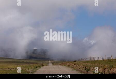 La Ruta 89 Provinciale di Mendoza prende i viaggiatori attraverso le spettacolari scene tra Tupungato e Potrerillos, Argentina. Foto Stock