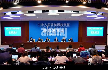 (191216) -- PECHINO, Dic 16, 2019 (Xinhua) -- Foto scattata a Dic. 16, 2019 mostra una conferenza stampa tenuta dal ministero dell'istruzione cinese a Pechino. La Cina ha pubblicato delle linee guida per ridurre il carico di lavoro degli insegnanti di scuole primarie e secondarie e di creare un buon ambiente per l'istruzione. La linea direttrice, congiunta rilasciata dall'Ufficio Generale del Partito Comunista della Cina Comitato Centrale e l'ufficio generale del Consiglio di Stato, sottolinea la razionalizzazione delle norme esistenti di vigilanza, di ispezione, di esame e di valutazione presso le scuole primarie e secondarie. Le autorità competenti per l'istruzione dovrebbe Foto Stock