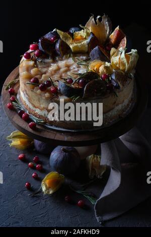 Cheesecake con frutta su un supporto e con un tovagliolo in verticale Foto Stock