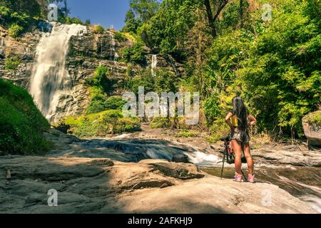 Active lifestyle donna fare foto Mae Klang cascata è una delle più belle cascate in Doi Inthanon parco nazionale, Chiang mai. Thailandia Foto Stock