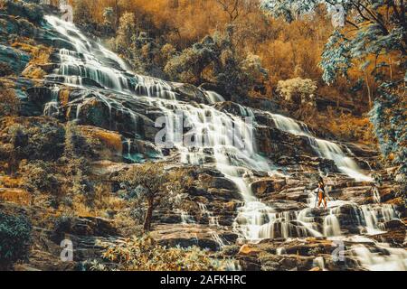 Fotografo di viaggio attivo di stile di vita fare foto cascata Mae Ya è una delle più belle cascate di Doi Inthanon, Chiang mai Foto Stock