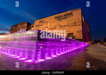 Gdansk, Polonia - 2 Ottobre 2016: Fontana vicino edificio della solidarietà europea centro (ECS) Foto Stock