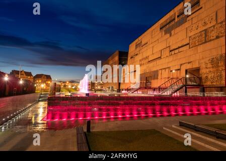 Gdansk, Polonia - 2 Ottobre 2016: Fontana vicino edificio della solidarietà europea centro (ECS) Foto Stock