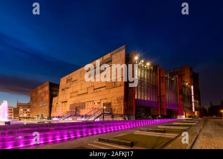 Gdansk, Polonia - 2 Ottobre 2016: Fontana vicino edificio della solidarietà europea centro (ECS) Foto Stock