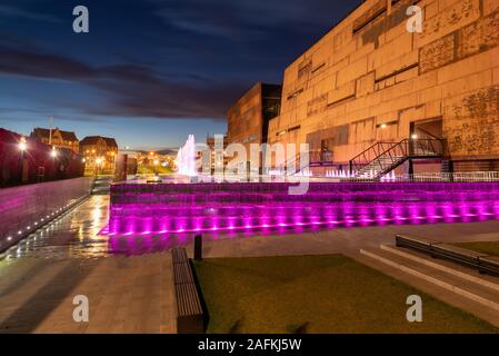 Gdansk, Polonia - 2 Ottobre 2016: Fontana vicino edificio della solidarietà europea centro (ECS) Foto Stock