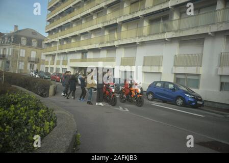 Bambini salti di gioia come essi vedere Babbo Natale sulla sua moto, pasakdek Foto Stock