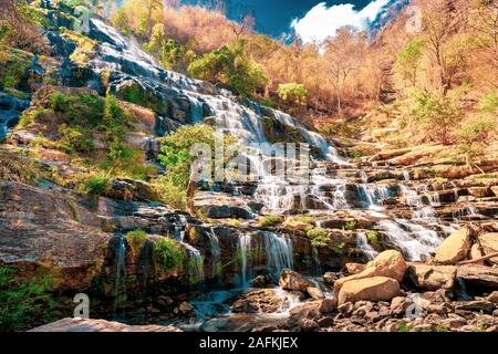 Bella cascata di Mae Ya nella foresta autunnale al Parco Nazionale di Doi Inthanon, Chiangmai, Thailandia Foto Stock