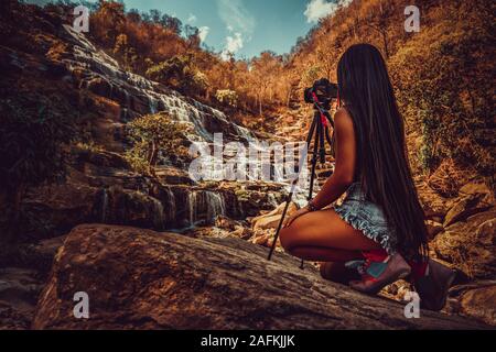 Fotografo di viaggio attivo di stile di vita fare foto cascata Mae Ya è una delle più belle cascate di Doi Inthanon, Chiang mai Foto Stock