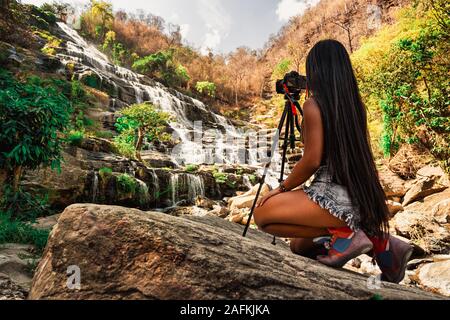 Fotografo di viaggio attivo di stile di vita fare foto cascata Mae Ya è una delle più belle cascate di Doi Inthanon, Chiang mai Foto Stock