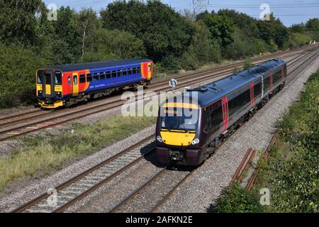 Il Crosscountry incontra la East Midlands Railway al North Stafford Junction nel Derbyshire, mentre 170111 passa il 153381 nei Colorati Treni delle East Midlands Foto Stock