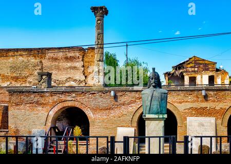 Curtea Veche (la vecchia corte principesca) con il busto di Vlad Tepes, Bucarest, Romania Foto Stock