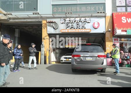 La città di New York Dicembre 2, 2019: Nuovo Mondo Garage in Main St, lavaggio, NY - Immagine Foto Stock