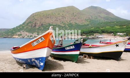 Tarrafal, Santiago / Capo Verde - 12. Novembre, 2015: di legno colorate barche di pescatori sulla spiaggia di Tarrafal in Capo Verde Foto Stock