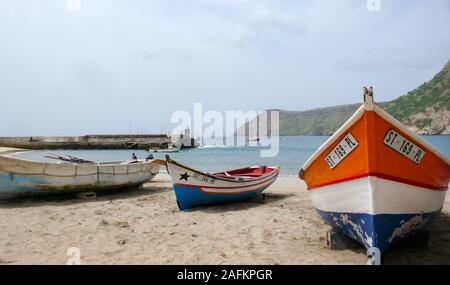 Tarrafal, Santiago / Capo Verde - 12. Novembre, 2015: di legno colorate barche di pescatori sulla spiaggia di Tarrafal in Capo Verde Foto Stock